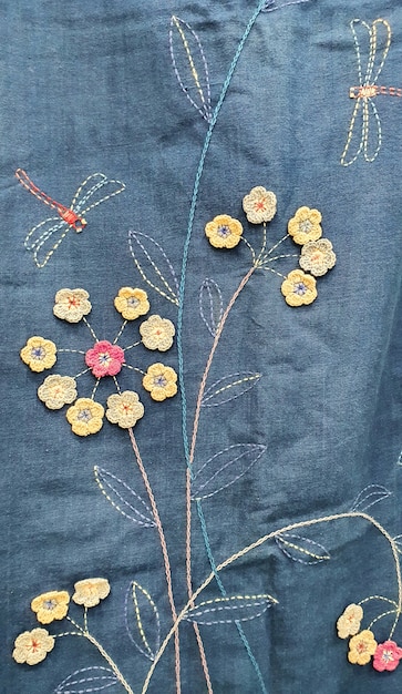 Detaliu broderie florală